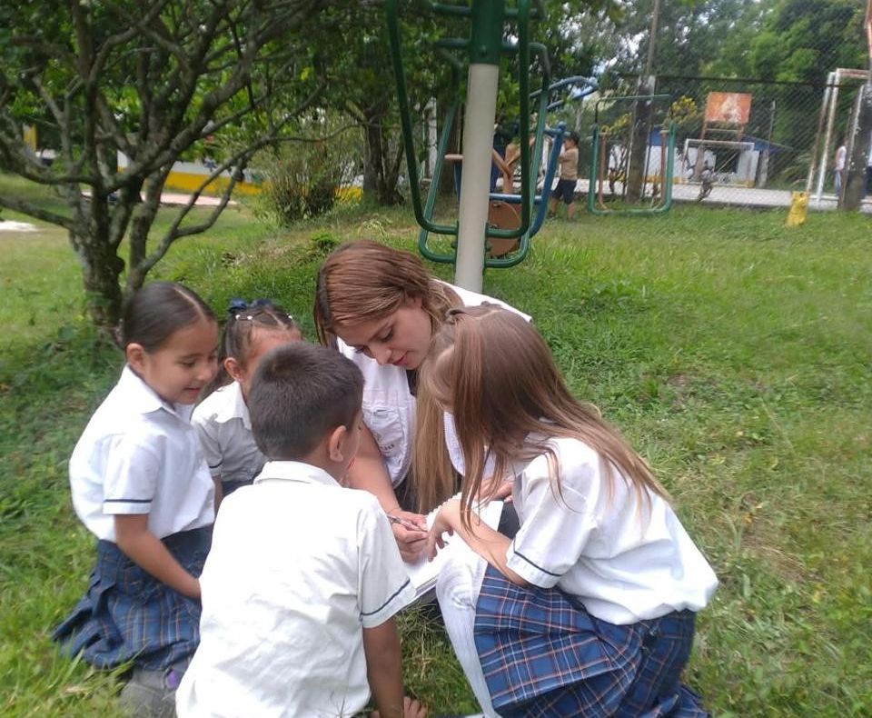 Trabajo con niños en una institución educativa de Muzo